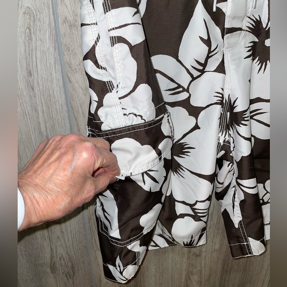 Old Navy Brown & White Floral Surf Shorts Lined Cargo Pocket Tie Front Sz M - Picture 2 of 11